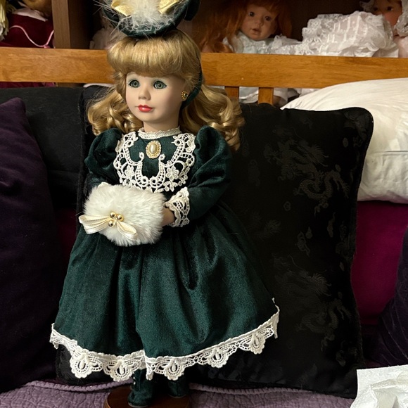 Geneva by Dynasty dolls Elegant Green Velvet Doll with Lace Details vintage  1993 Dolls & Accessories